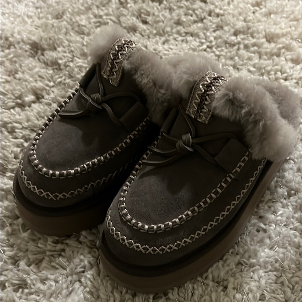 New without box Ugg alpine slippers size 6
